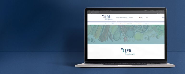 Startseite des Web Development für IFS PIA in einem Notebook auf blauem Hintergrund