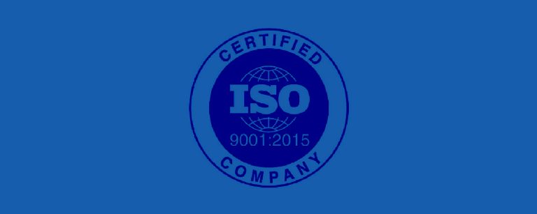 Siegel der ISO 9001:2015 auf blauem Hintergrund